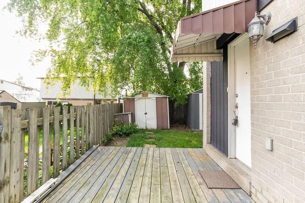 Mordern 3 Bedrooms Home In Brampton 0*,  Kanada